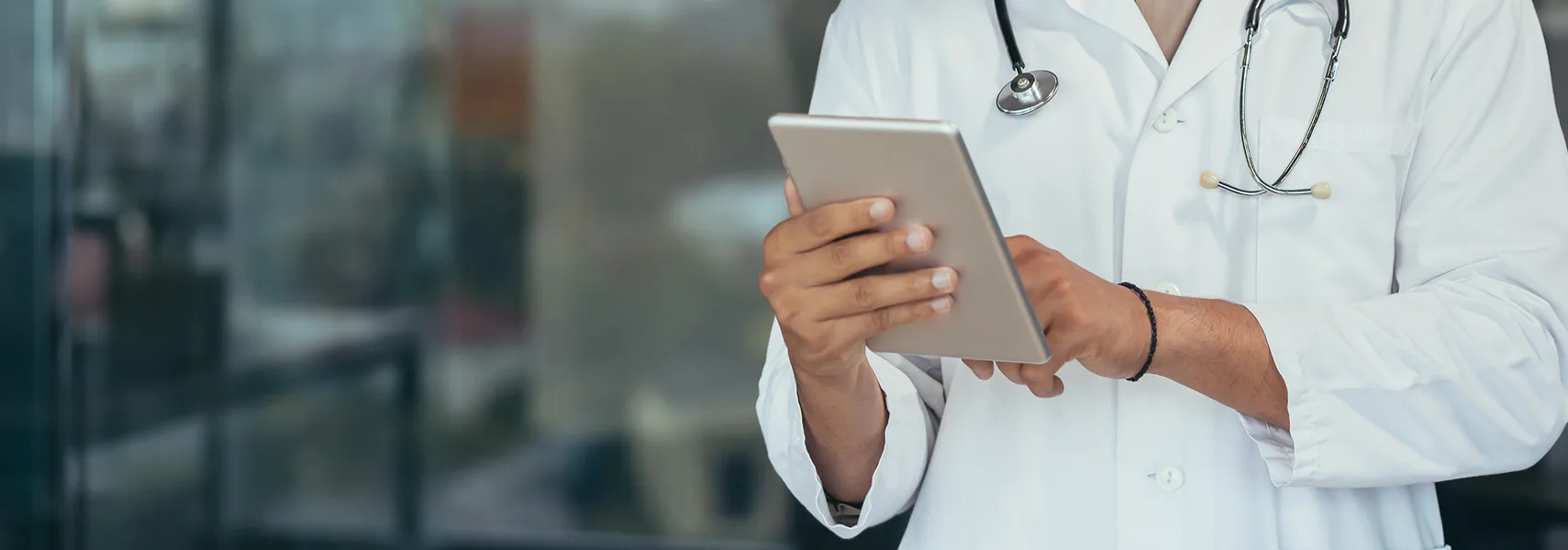 Profissional médico utilizando um tablet