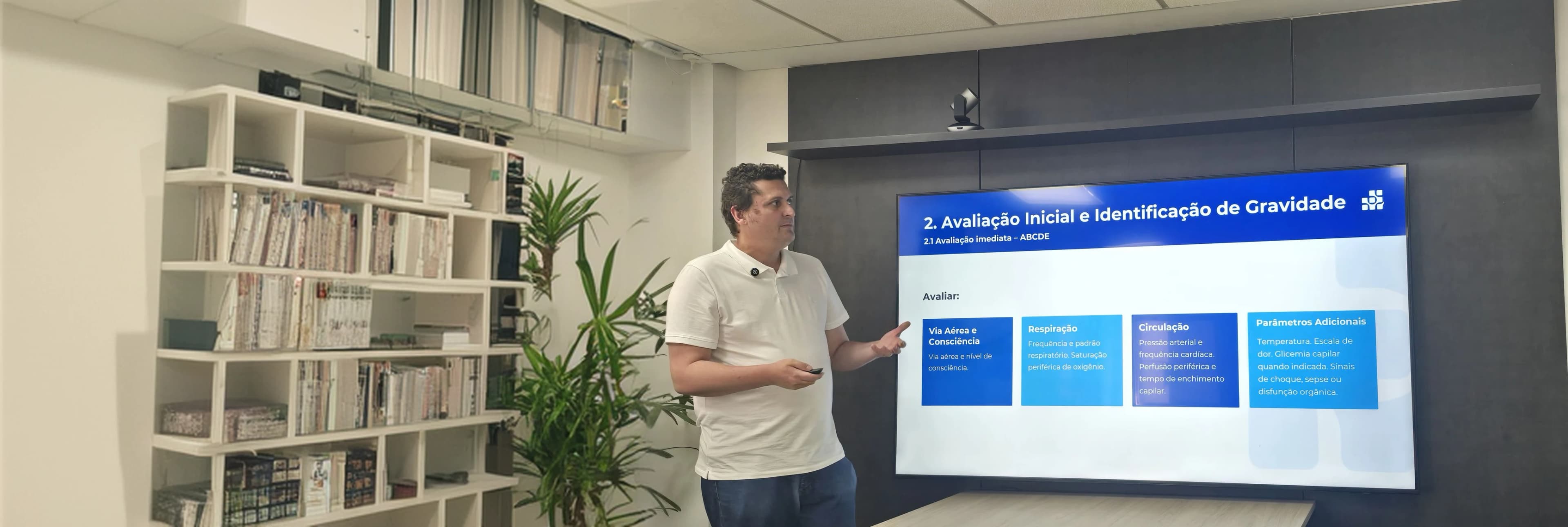 Profissional de saúde acessando a plataforma Live Edu