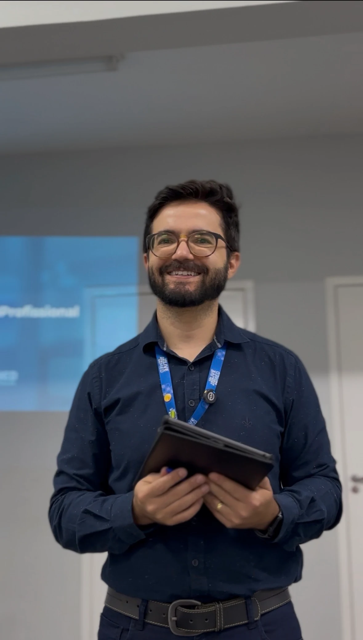 Médico utilizando um notebook